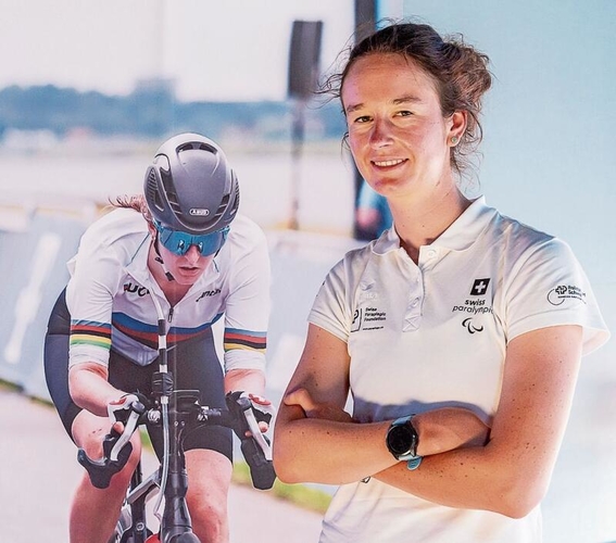 Flurina Rigling, links auf ihrem Rennrad auf einem offiziellen Plakat von Swiss Paralympic, rechts real an der Medienkonferenz in Nottwil.