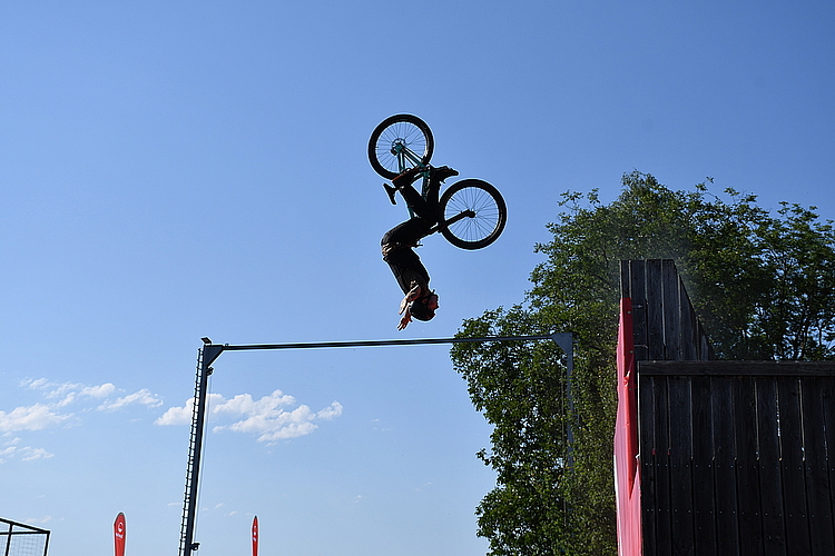 Ein Salto auf dem Bike