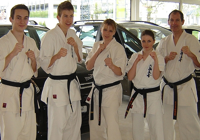 Die für die EM qualifizierten Teilnehmer der Karate Schule Obfelden. Von links: Nicola Gabler, Veit Karpf, Erika Felber und Carla Gallati mit Coach Andi Gabler. (Bild zvg.)