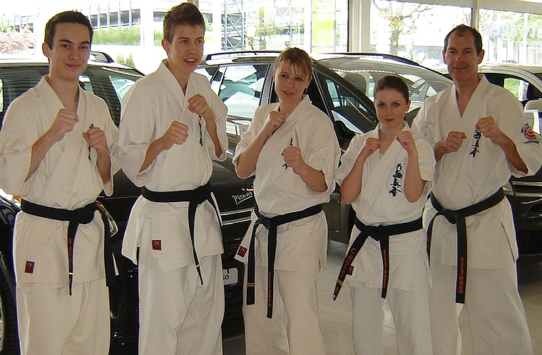 Die für die EM qualifizierten Teilnehmer der Karate Schule Obfelden. Von links: Nicola Gabler, Veit Karpf, Erika Felber und Carla Gallati mit Coach Andi Gabler. (Bild zvg.)