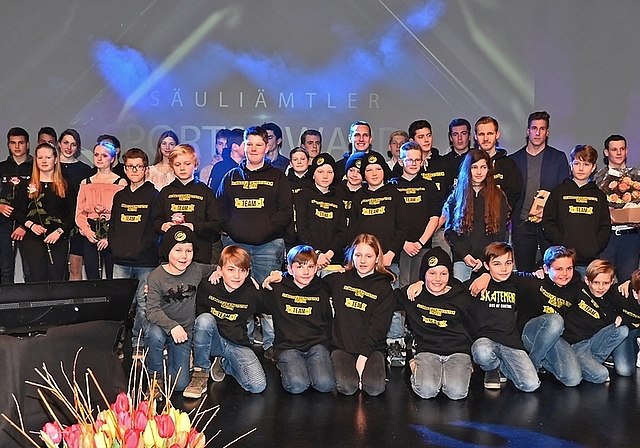 Sieger und Nominierte der 13. Säuliämtler Sports Awards kamen fürs grosse Finale am Sonntagabend auf die Bühne im Kasino Affoltern. <em>(Bilder Martin Platter)</em>
