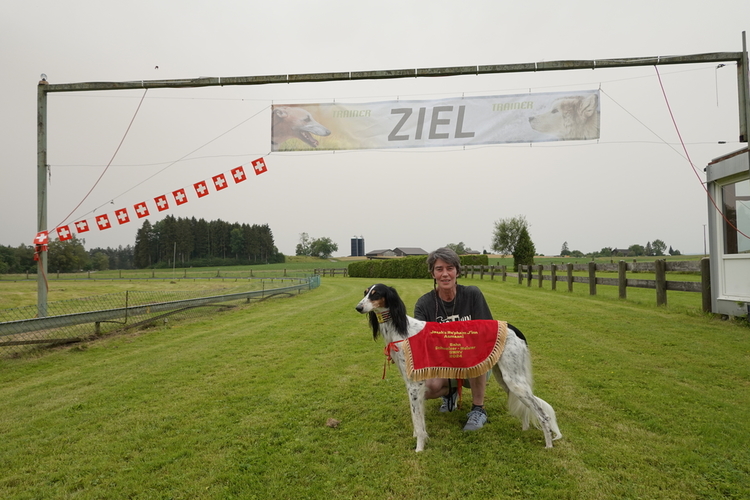 "Rephi" und seine Besitzerin nach der Siegerehrung. (Bilder Livia Häberling)