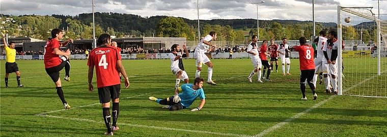 Fast-«Wembley-Tor»: Popovs (links) Geschoss fliegt an die Latte und dann auf die Torlinie. (Bild Kaspar Köchli)