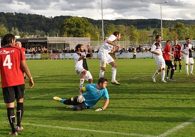 Fast-«Wembley-Tor»: Popovs (links) Geschoss fliegt an die Latte und dann auf die Torlinie. (Bild Kaspar Köchli)