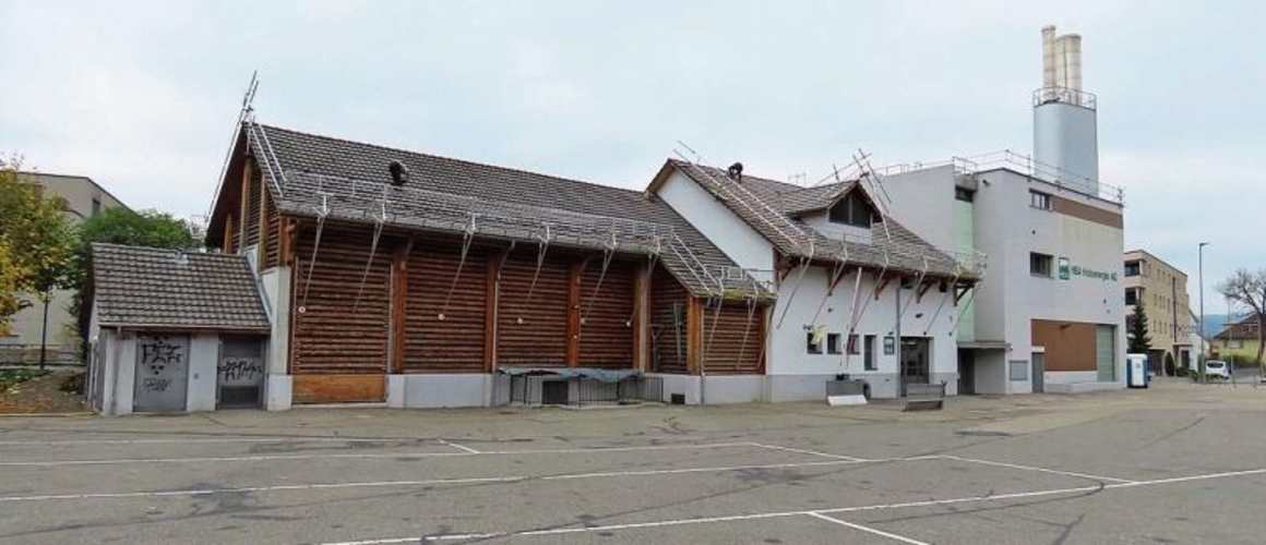 Aussenansicht der Heizzentrale am Kronenplatz (links das Holzschnitzellager). Dort wäre noch Platz für einen Ausbau mit einem weiteren Ofen.