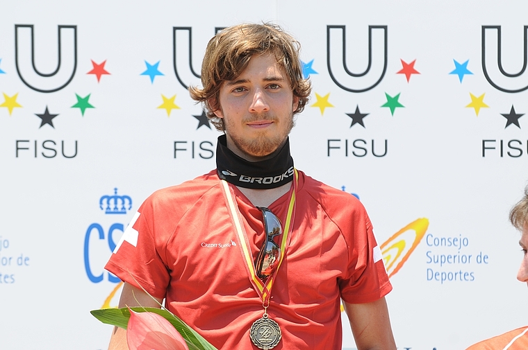 Raffael Huber mit seiner Goldmedaille als Langdistanz-Studentenweltmeister.