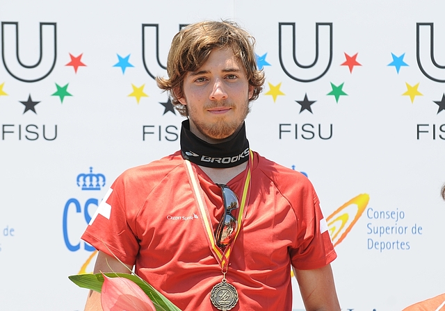 Raffael Huber mit seiner Goldmedaille als Langdistanz-Studentenweltmeister.