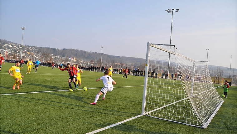 Das 1:0 für die Rotschwarzen: Amar Sabanovic ist um einen Tick schneller am Ball und lenkt diesen in die Badener Maschen.(Bild Kaspar Köchli) 