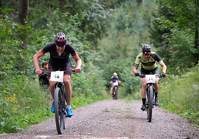 Beissen im Kampf um den Triumph: Der spätere Sieger Reto Wolf (links), Gabor Michel (rechts) und der wegen eines platten Reifens bereits abgehängte Youngster Cedric Graf (Mitte). (Bilder Martin Platter)