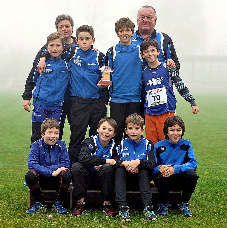 Die Schweizer Meister: (von links) oben: Fabio Zweidler, Enrico Danelli, Leif Bernhard, Gabriel Di Battista, v.l. unten: Manuel Kaufmann, Laurent Müller, Noah Weber, Tim Berger, mit dem Trainerduo Gaby und Mario Grond. ( zvg.)