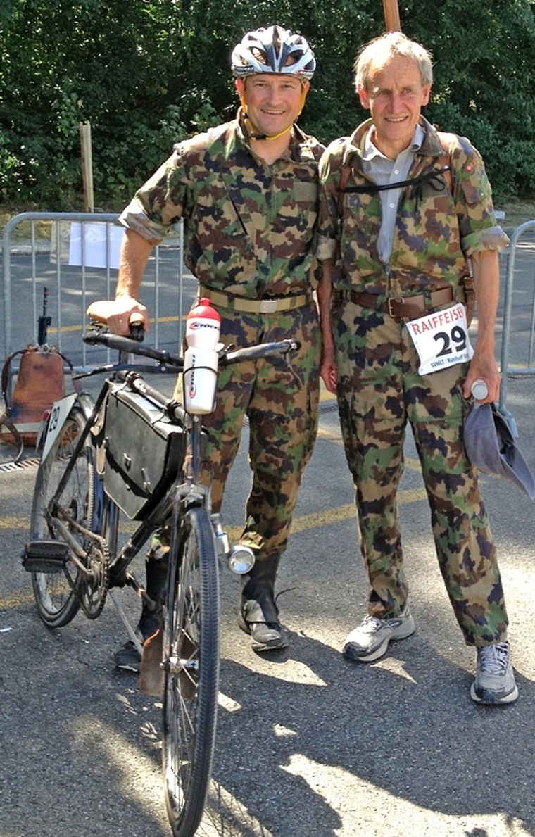 Oliver Stemmer (links) und Walter Roth vor ihrem letzten Einsatz an der Waffenläufer- und Militärradfahrer-Stafette in Rütihof. (Bild zvg.)