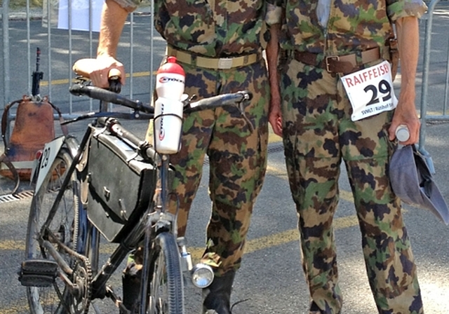 Oliver Stemmer (links) und Walter Roth vor ihrem letzten Einsatz an der Waffenläufer- und Militärradfahrer-Stafette in Rütihof. (Bild zvg.)