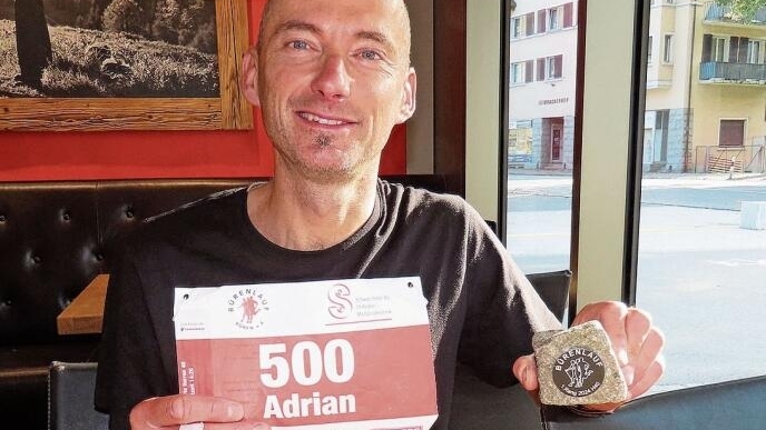 Adrian Brennwald zeigt Startnummer und Trophäe vom Sieg in seiner Alters-
kategorie beim Jubiläumslauf vom vergangenen Samstag. (Bild Marcus Weiss)