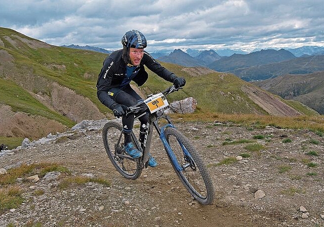 Urs Huber dick eingepackt als Erster auf dem 2700 Meter hohen Chaschaunapass. (Bild Martin Platter)
