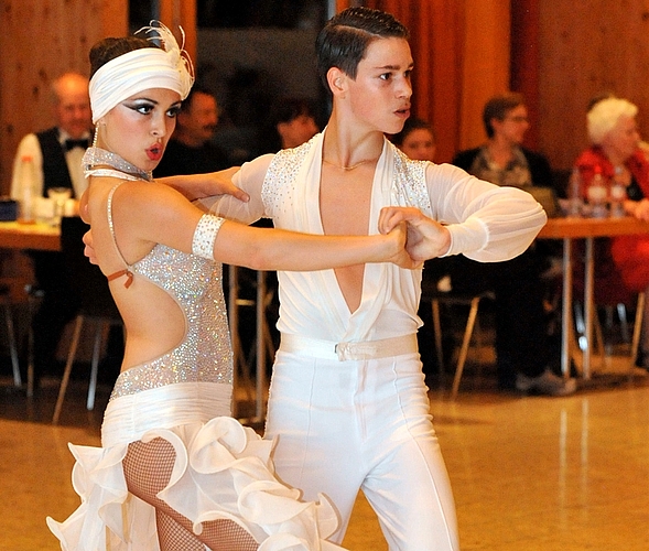 Marisha Zimmerli und Davide Corrodi zeigten souveräne Darbietungen in den Nachwuchskategorien und schafften es bei den Erwachsenen auf Platz vier (Latin). (Bilder Martin Platter)Sinnlichkeit und Anmut: Corina Masciadri und Marc Aeschlimann erreichten den zweiten Platz (Latin).Ganz schön gewagt: Catherine Pisarenko und Nemanja Buovski schafften es auf Rang drei (Latin).