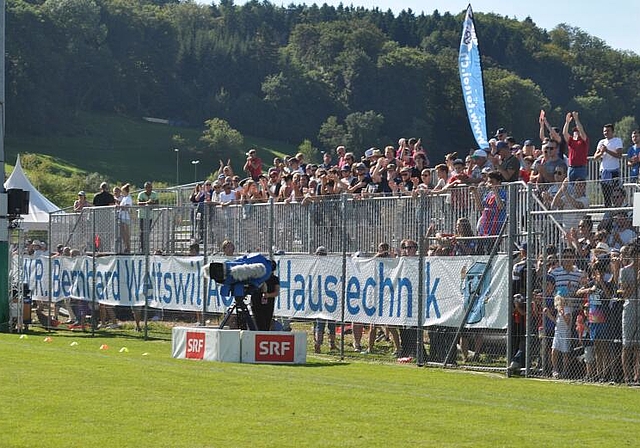 Auch beim Cupspiel 2017 gegen Basel wurden zusätzliche Tribünen erstellt und auch das Schweizer Fernsehen SRF musste die Infrastruktur platzieren. (Bild Kaspar Köchli)