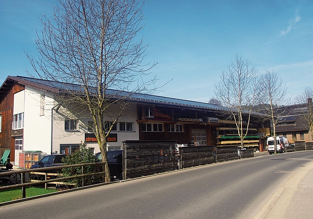 Gewerbebetriebe wie jener der Salamon AG (Holzbau, Zimmerei und Dachdeckerei) können dank der neuen Bau- und Zonenordnung (BZO) im Dorf bleiben, ohne mit teuren Lärmschutzmassnahmen rechnen zu müssen. (Bild Daniel Koch)