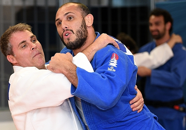 Trainer Nico Oana (links) und sein Gast Emmanuel Lucenti beim Üben einer Judo-Technik. (Bild Martin Platter)