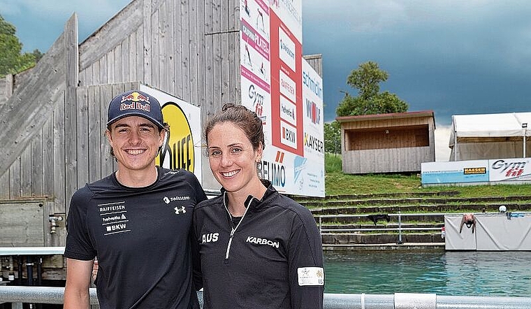 Stehen für die erfolgreiche Zusammenarbeit der Schweiz und Australiens in der Skiakrobatik: Die Teamleader Noé Roth und Laura Peel vor der Wasserschanze in Mettmenstetten. (Bild Thomas Stöckli)