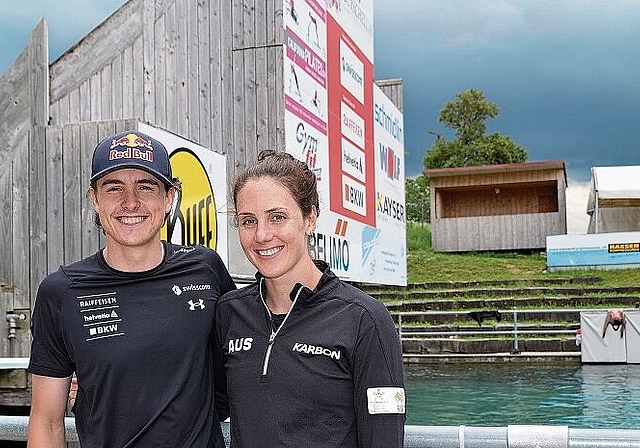 Stehen für die erfolgreiche Zusammenarbeit der Schweiz und Australiens in der Skiakrobatik: Die Teamleader Noé Roth und Laura Peel vor der Wasserschanze in Mettmenstetten. (Bild Thomas Stöckli)