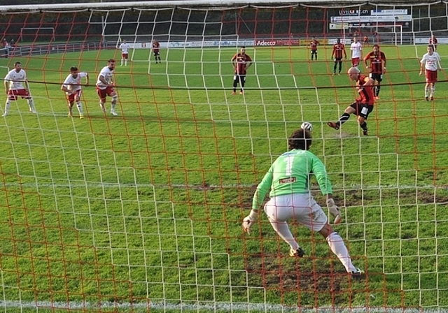 7,32 Meter breit präsentiert sich das Ziel für Buchmann. Hüter Felder ahnt die Ecke, ist aber machtlos. (Bild Kaspar Köchli)