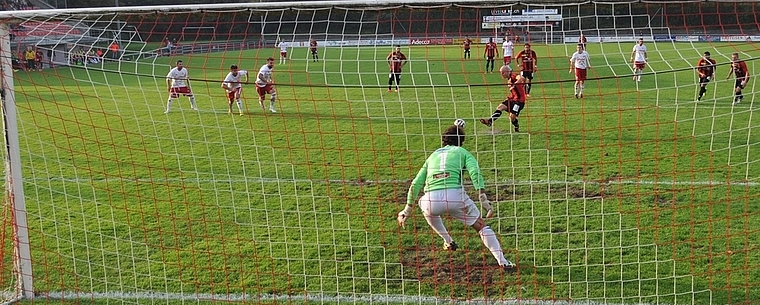 7,32 Meter breit präsentiert sich das Ziel für Buchmann. Hüter Felder ahnt die Ecke, ist aber machtlos. (Bild Kaspar Köchli)