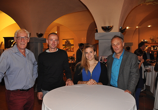 Anlässlich des Sponsoren- und Behördenapéros in Mü’s Vinothek in Affoltern, von links: IG-Präsident Hanspeter Feller, Adrian Brennwald, Petra Klingler und Moderator Franz Liebhart. (Bild Werner Schneiter)