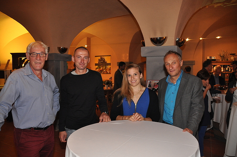 Anlässlich des Sponsoren- und Behördenapéros in Mü’s Vinothek in Affoltern, von links: IG-Präsident Hanspeter Feller, Adrian Brennwald, Petra Klingler und Moderator Franz Liebhart. (Bild Werner Schneiter)