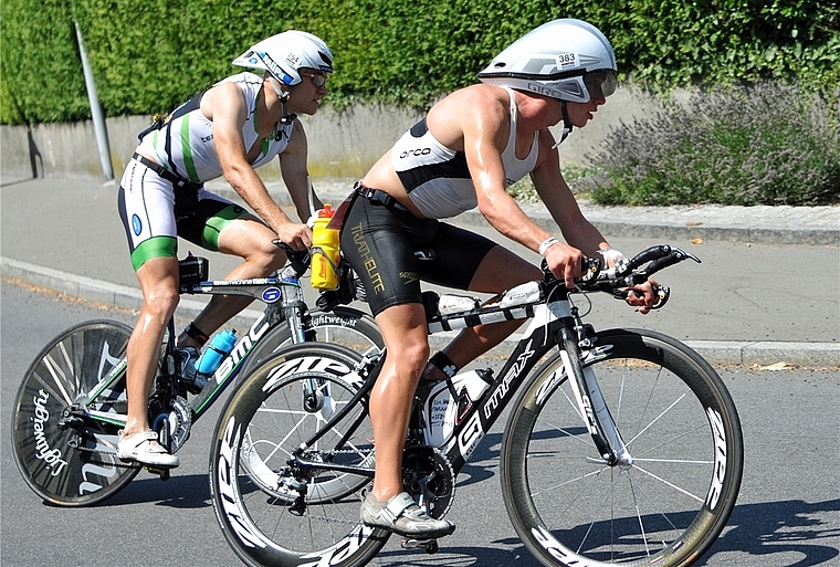 Auf der Überholspur: Der Bonstetter Markus Goldinger vom Team Koach (links) macht auf dem Rennrad insgesamt 65 Plätze gut. (Bild Bernhard Schneider)