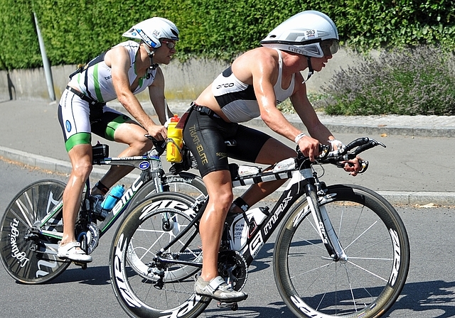 Auf der Überholspur: Der Bonstetter Markus Goldinger vom Team Koach (links) macht auf dem Rennrad insgesamt 65 Plätze gut. (Bild Bernhard Schneider)