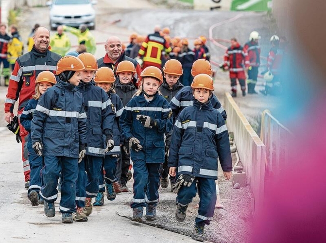 Nach getaner Arbeit voller Stolz zum Schlussappell: der Zug 1 der JFW, mit den jüngsten Nachwuchsfeuerwehrleuten.