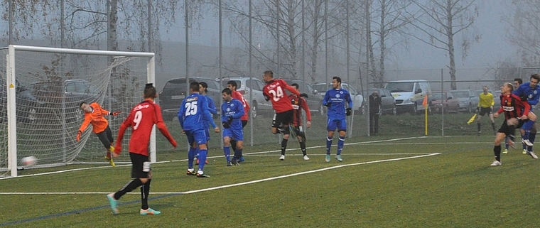 1:0 für die Rotschwarzen: FCWBs Daniel Joller (ganz rechts) trifft genau in die tiefe Ecke. (Bild Kaspar Köchli)