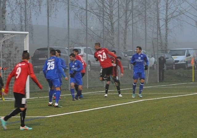 1:0 für die Rotschwarzen: FCWBs Daniel Joller (ganz rechts) trifft genau in die tiefe Ecke. (Bild Kaspar Köchli)