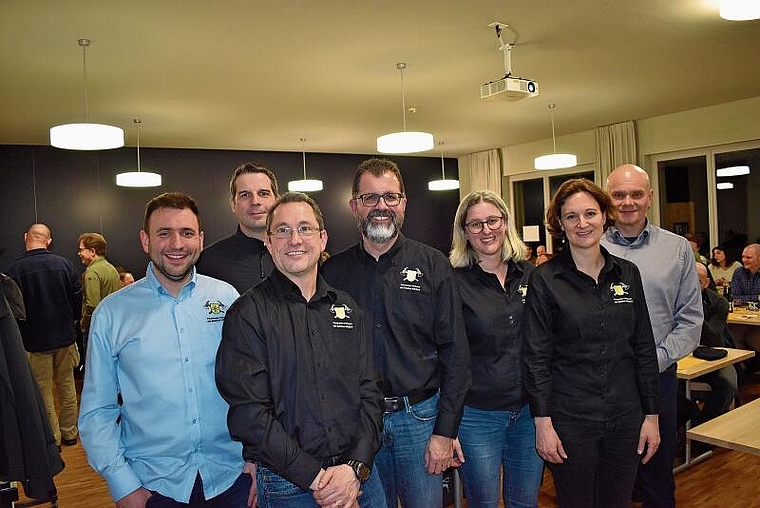 Der Vorstand des Feuerwehr-Verbands: Daniel Jelk (von links), Alex Smolinsky, Dominik Scaglioso, Statthalter Claude Schmidt, Alexandra De Pretto, Sabrina Beutler und Präsident Beat Schmid. (Bild Marianne Voss.)