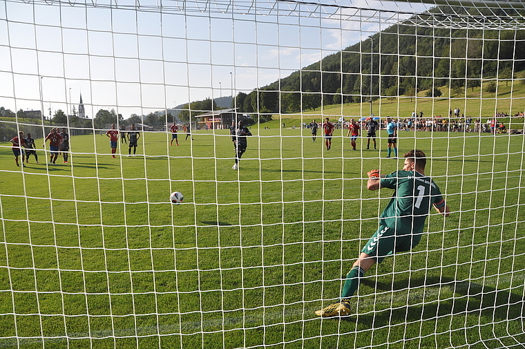 Ein Poulpenalty, in der 28.Minute verwertet zum 1:0 von Kiendrebeogo, löste den Knoten bei den Black Stars. (Bild Werner Schneiter)