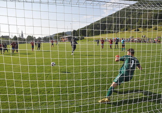 Ein Poulpenalty, in der 28.Minute verwertet zum 1:0 von Kiendrebeogo, löste den Knoten bei den Black Stars. (Bild Werner Schneiter)