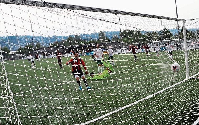 Jak Mesto trifft für WB zum 2:0 in die Thalwiler Maschen. (Bild Kaspar Köchli)