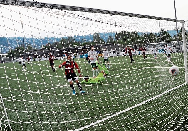 Jak Mesto trifft für WB zum 2:0 in die Thalwiler Maschen. (Bild Kaspar Köchli)