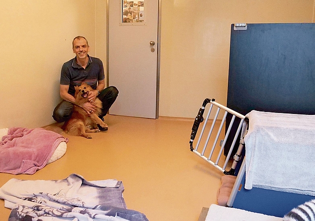 Rommy Los mit Bali in einer Hundebox des Tierheims des Zürcher Tierschutz.