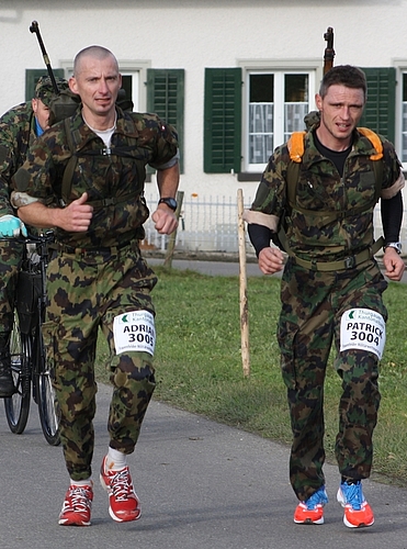 Mit Begleitvelo unterwegs: Adrian Brennwald (links) und der drittplatzierte Patrick Bosshard. (Bild zvg.)