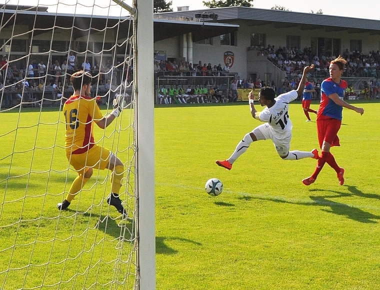 Kurz nach der Pause erzielt WBs Henry Acosta im Fallen den 2:1-Anschlusstreffer. (Bild Kaspar Köchli)