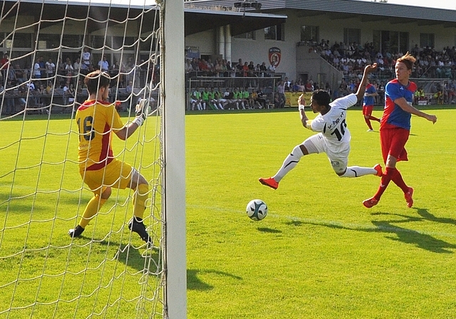 Kurz nach der Pause erzielt WBs Henry Acosta im Fallen den 2:1-Anschlusstreffer. (Bild Kaspar Köchli)