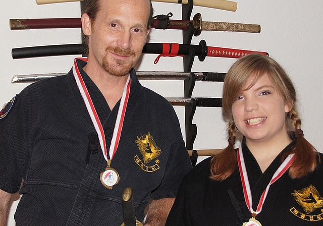 Carolyn Held, Maschwanden, und Michael Leiser, Ottenbach, holten an den Internationalen Schweizer Meisterschaften in der koreanischen Schwertkampfkunst Haidong Gumdo gleich zwei Medaillen ins Säuliamt. (Bild kb.)
