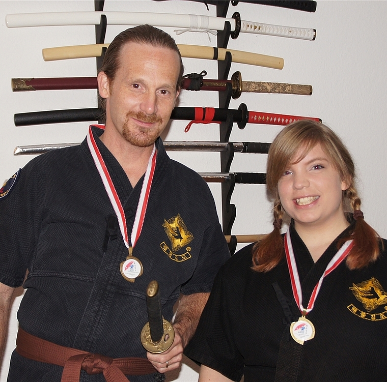 Carolyn Held, Maschwanden, und Michael Leiser, Ottenbach, holten an den Internationalen Schweizer Meisterschaften in der koreanischen Schwertkampfkunst Haidong Gumdo gleich zwei Medaillen ins Säuliamt. (Bild kb.)
