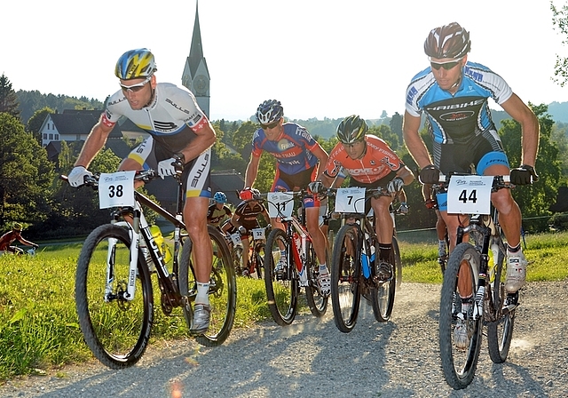 Urs Huber (Nr. 38) führt das Feld des Albis-Bikerennens an. Vorjahressieger Michel Bravin (Nr. 44) hat weniger Glück und scheidet später mit Wechslerdefekt aus. Zweiter wird Florian Stutz (Nr. 11). (Bild Martin Platter)