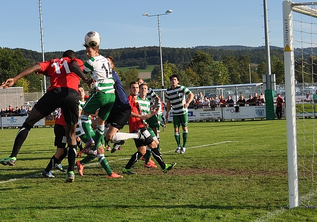 Eggmanns (Nr.11) Kopftor zum 2:0 wird zu Unrecht annulliert. (Bild Kaspar Köchli)