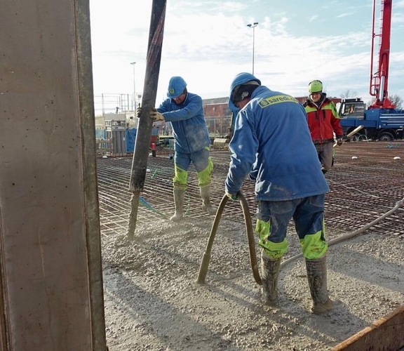 Die Betonbauer dirigieren den «Rüssel» der Betonpumpe zum sauberen Einbringen des Baustoffs.