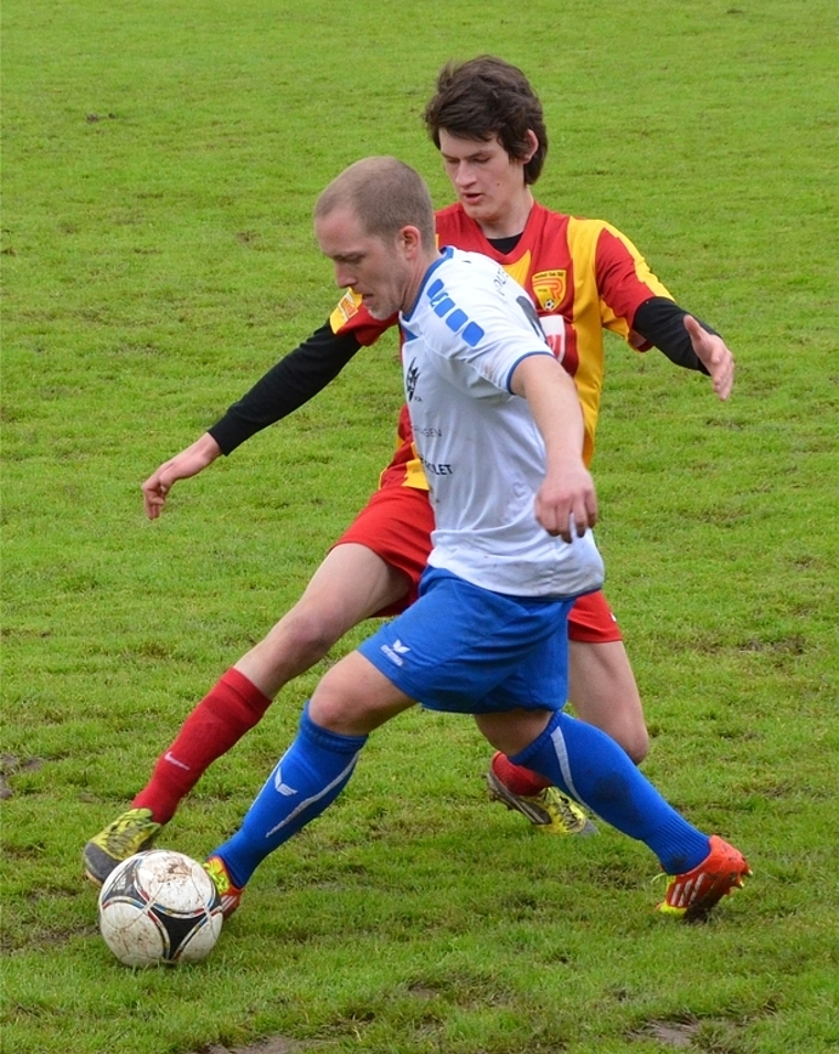 Behauptet den Ball auf tiefem Boden: Spielerassistenztrainer Kaufmann. (Bild Volkmar Klutsch)
