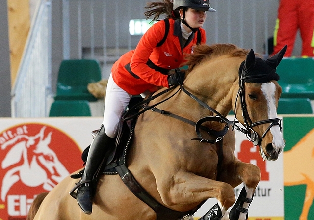 Erfolgreiches Duo: Merel Ott mit Copilot. (Bilder zvg.)Bereits das nächste Hindernis im Fokus: Elin Ott mit Shiva.