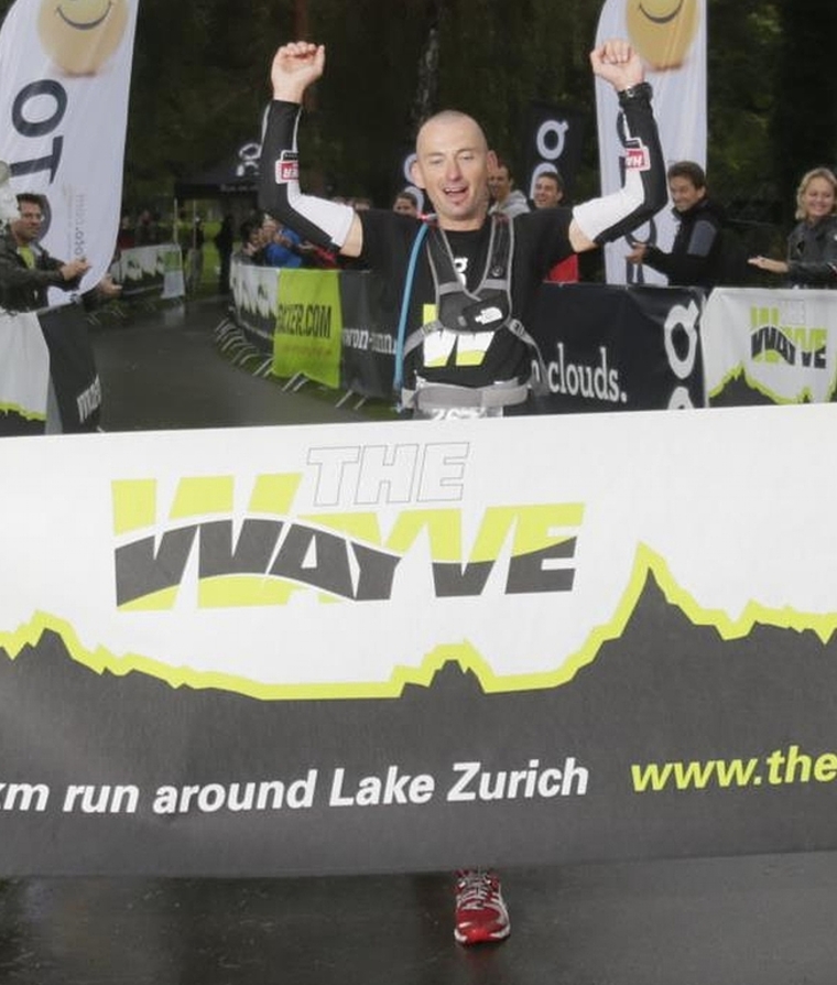 Nach 9 Stunden, 30 Minuten und 41 Sekunden im Ziel: Adrian Brennwald gewinnt die Erstaustragung des Ultralaufs «The Wayve» rund um den Zürichsee. (Bild zvg.)